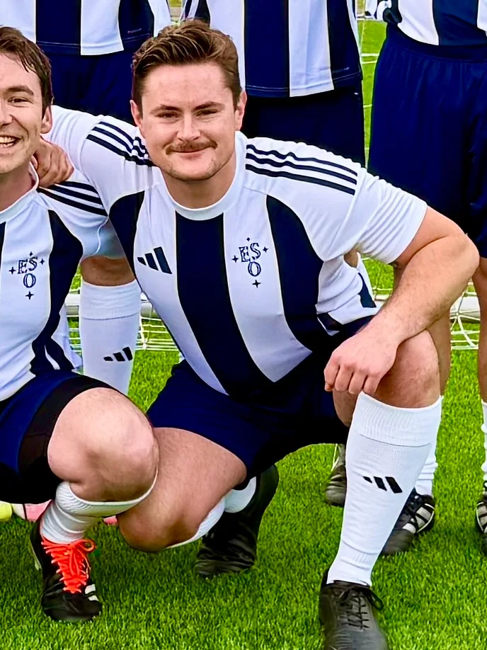 Lennart Böhm crouching for a team photo in an ESO football jersey at the Mini-Atomiade.